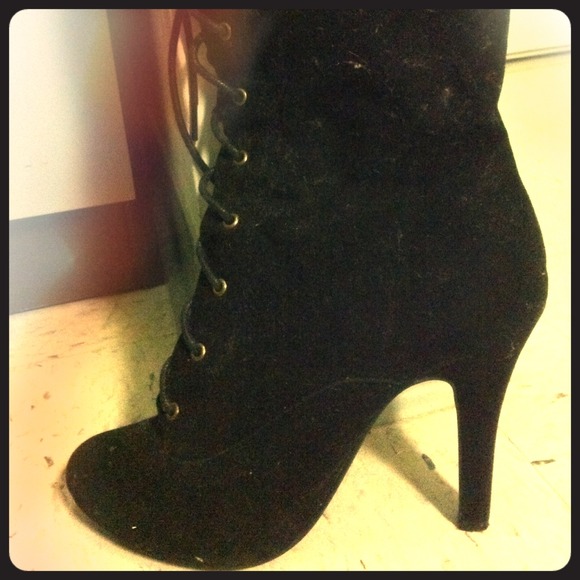 SOLD Black lace up ankle boots with heel