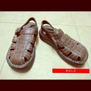 B🚫🚫SOLD 🚫🚫Boy's brown sandals. Size 13
