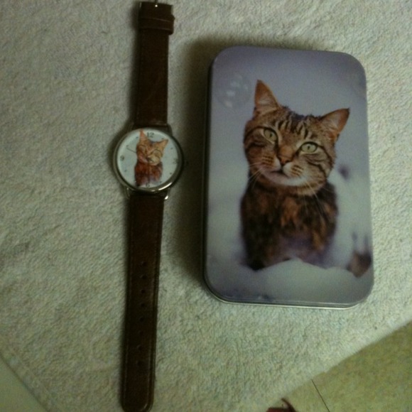 This cute cat watch with the tin.