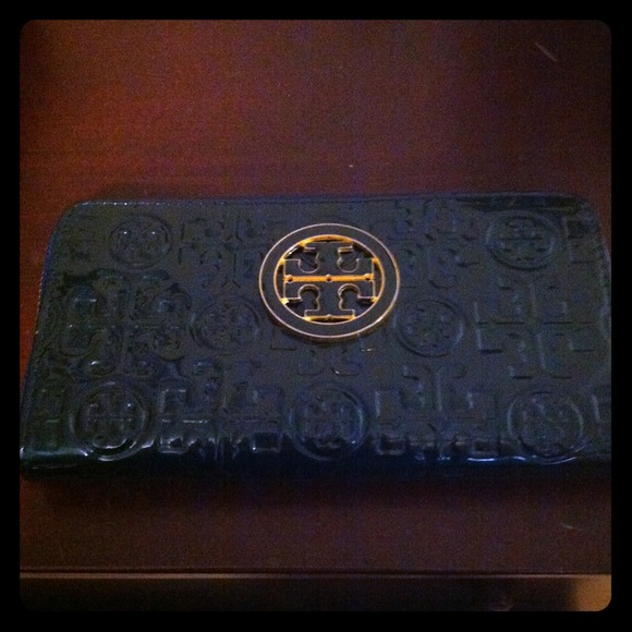 Navy blue vinyl zip wallet
