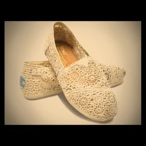 Women's crochet Tom's size 8.5