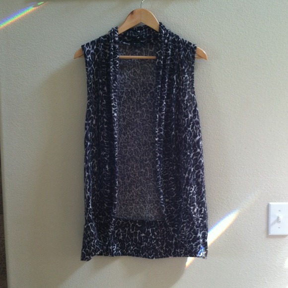 Leopard print sleeveless cardigan