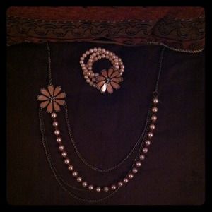 Vintage style pearl necklace and bracelet set.