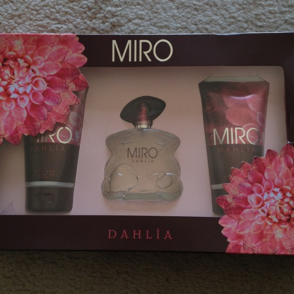 BNWOT Perfume set