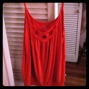 Cute Burnt orange top with key hole detailing😊