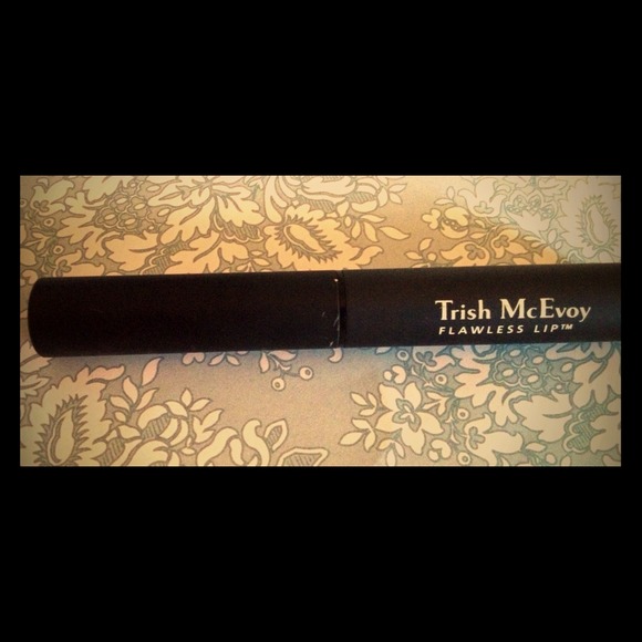 SOLD❤TRISH MCEVOY "Flawless Lip"❤💗❤