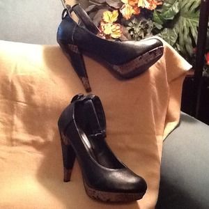 Black w/Reptile Print Red Circle Pumps 8M