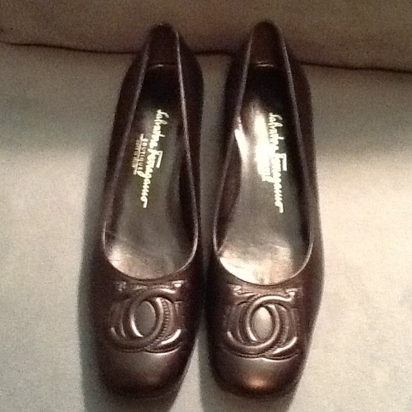 ♨Reserved♨Black Leather Salvatore Ferragamo Pumps