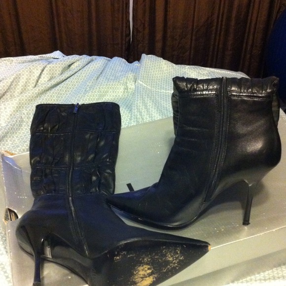 Sold of line Black leather boots - Picture 2 of 2