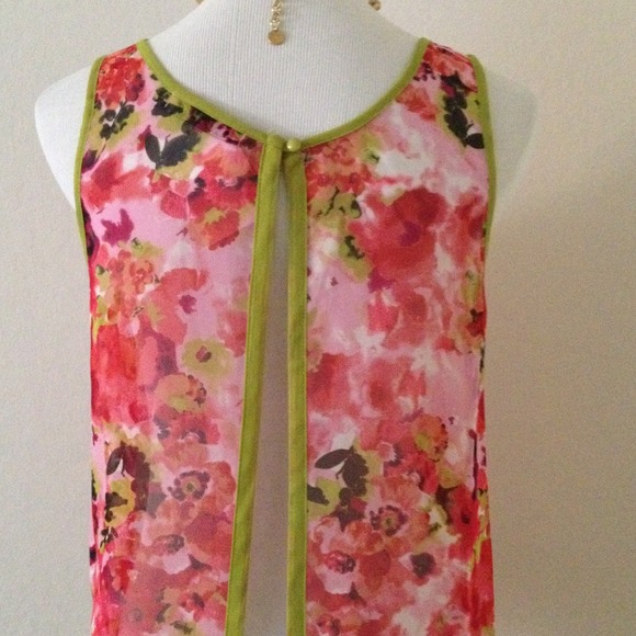 Chloe K Floral Top - Picture 2 of 2