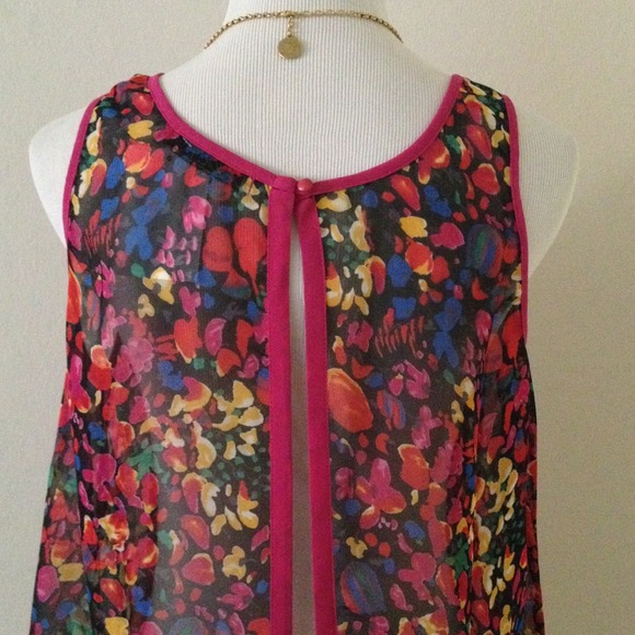 Chloe K Floral Top - Picture 2 of 2