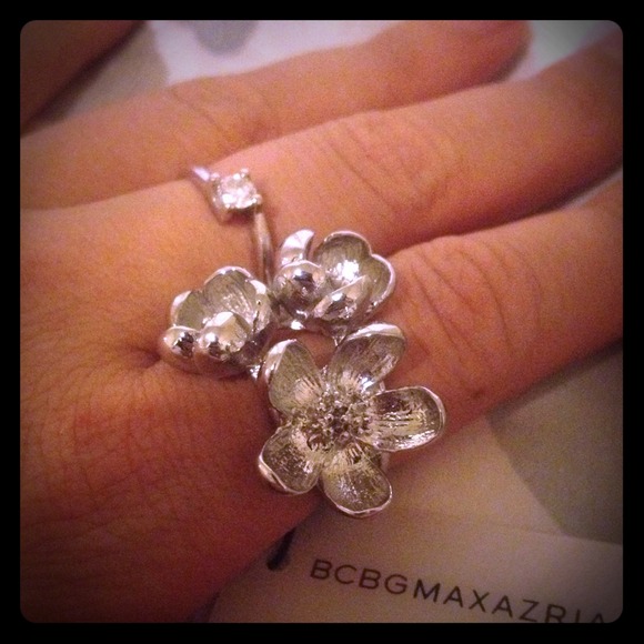 BCBG trio of flowers statement ring 🌸🌷