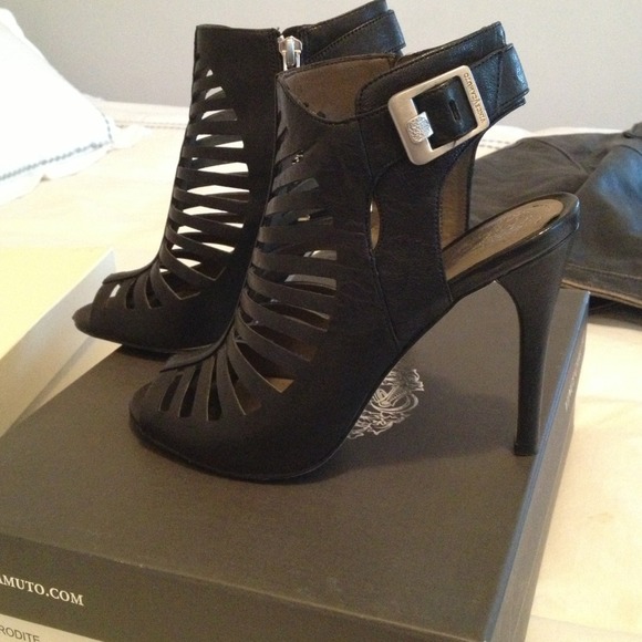 Open toe woven bootie, black.