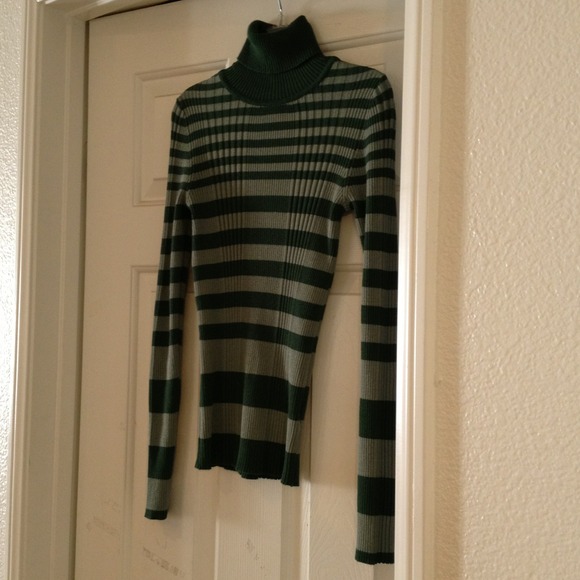 🔴SOLD🔴Turtleneck green stripes
