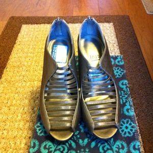 Gray cute high heels. and Abercrombie blue shirt