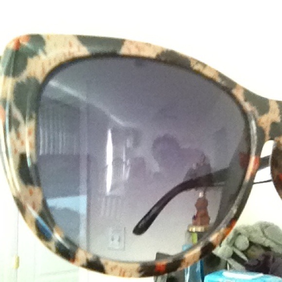 ✨💃SOLD.. Cute shades - Picture 2 of 4