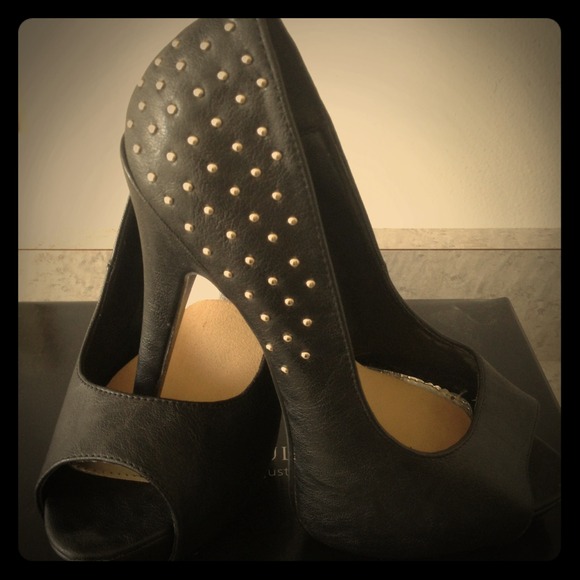 Black leather heels with stud detailing - Picture 1 of 1