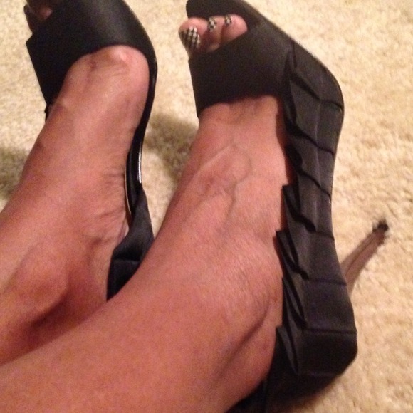 Christian Siriano black satin pump - Picture 3 of 4