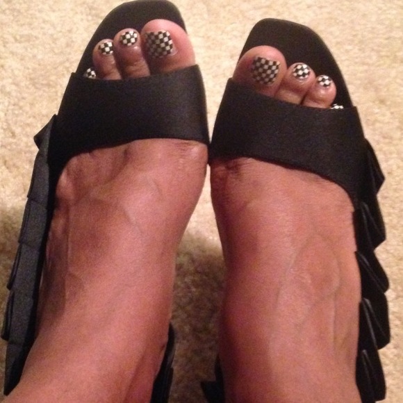 Christian Siriano black satin pump - Picture 4 of 4