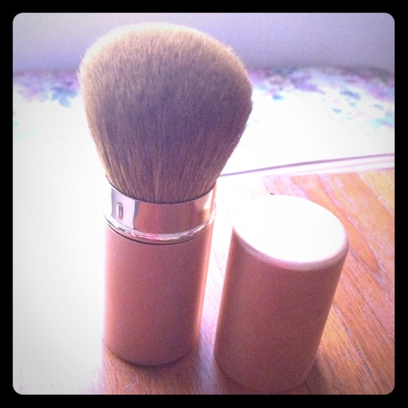 Travel kabuki brush