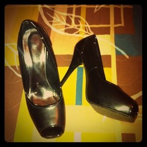 High toe out pumps! 👠