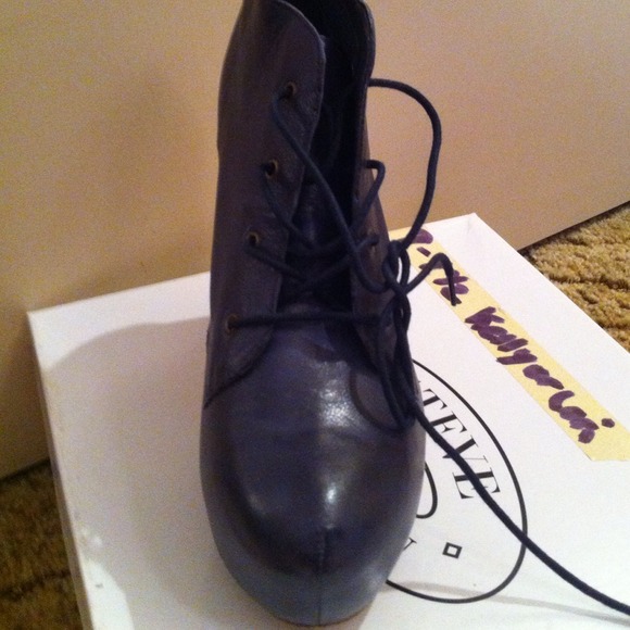 Shoes 💥💥S O L D 💥💥 - Picture 2 of 2