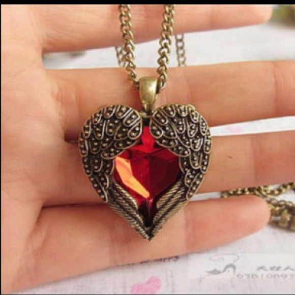 ✋🔴 SOLD in bundle -Heart shaped winged necklace