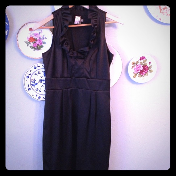 Ruffle collar little black dress!