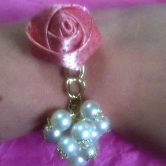 💢RESERVED💢  Rose and pearl bracelet.