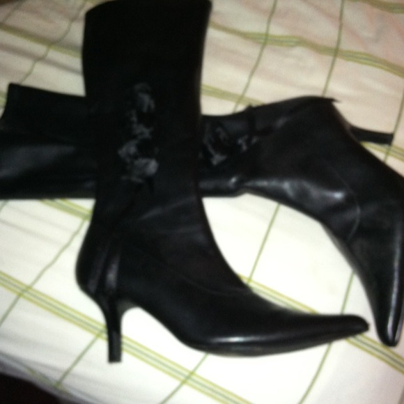 Boots w rosettes on side