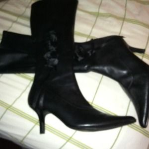 Boots w rosettes on side