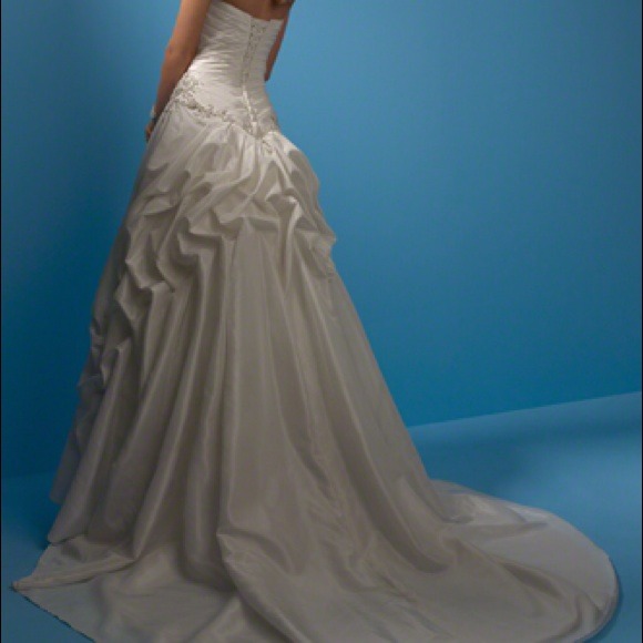 Beautiful Alfred Angelo wedding dress. - Picture 3 of 3