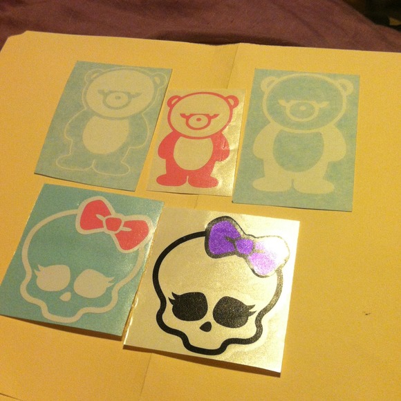 Grumpy Bear or Monster High skull