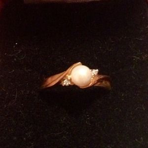 Gold ring with two diamond chips and pearl center