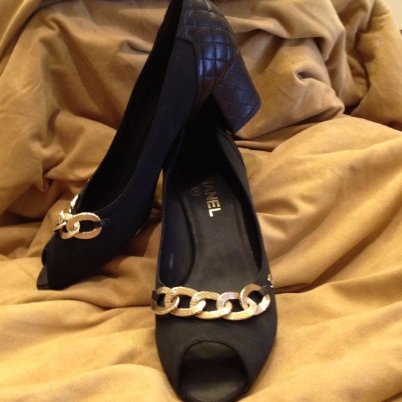 💔SOLD💔Gorgeous Black Chanel Pumps! Like new!