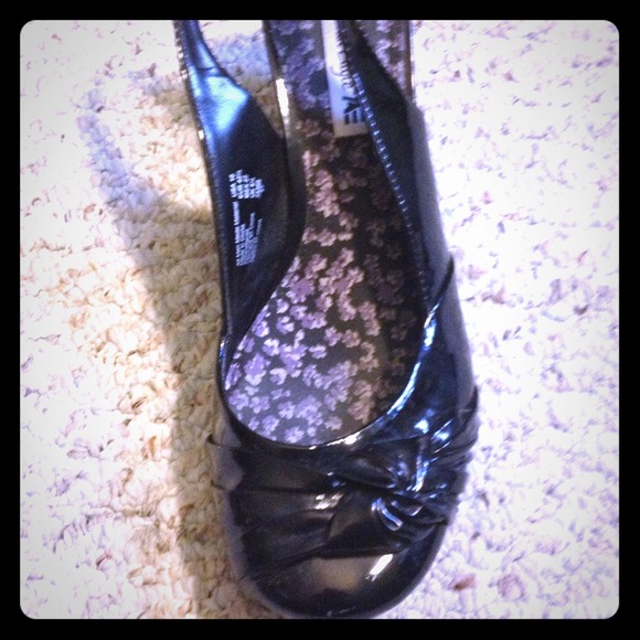 A cute black wedge