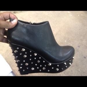 💥SOLD💥New Stud Wedges never worn