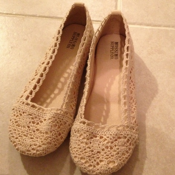 Bundle. Crochet flats & black pumps