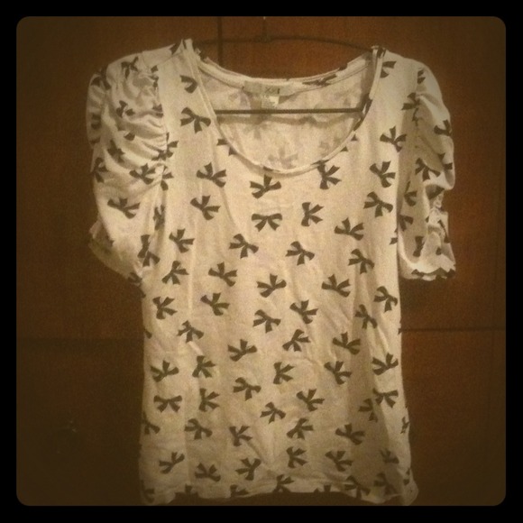 Gathered sleeve with bow tie pattern