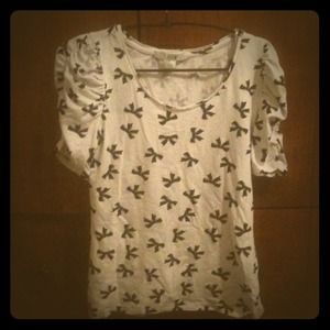 Gathered sleeve with bow tie pattern