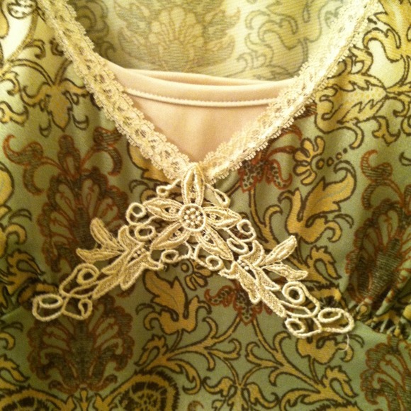 Very pretty top - Picture 2 of 3