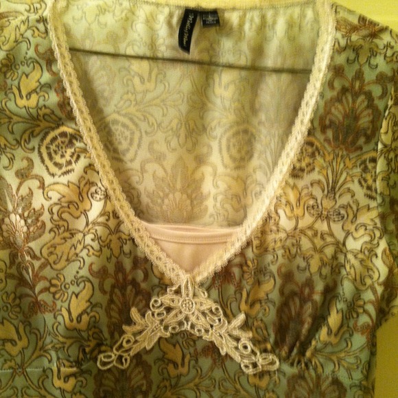 Very pretty top - Picture 3 of 3