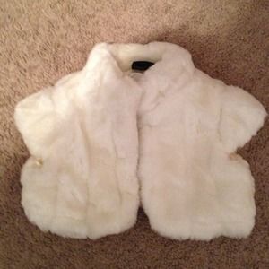 Cream fur sleeveless jacket