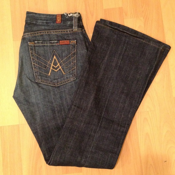 🌸SOLD in bundle🌸Unique destroyed Seven jeans