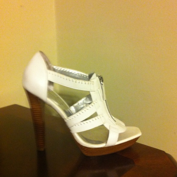 Jessica Simpson and basic black pump size 8.5