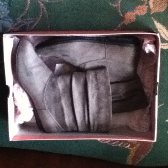 RESERVED for @tania_h -- Fall suede gret boots