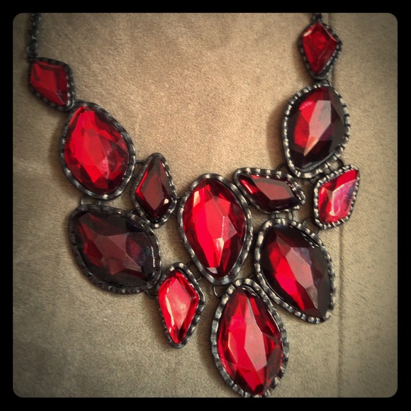 💋free gift💋Ruby reds statement necklace!