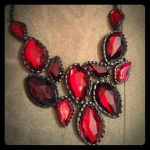 💋free gift💋Ruby reds statement necklace!