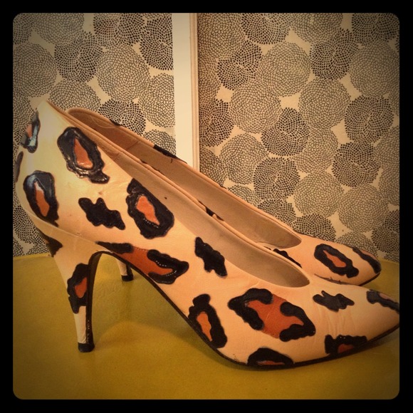 REDUCED! Amazing vintage leather leopard pumps