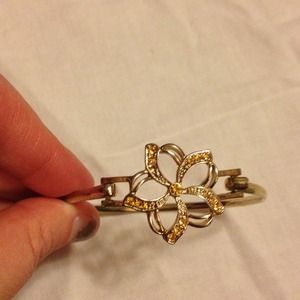 Uniquely clasped jeweled bracelet